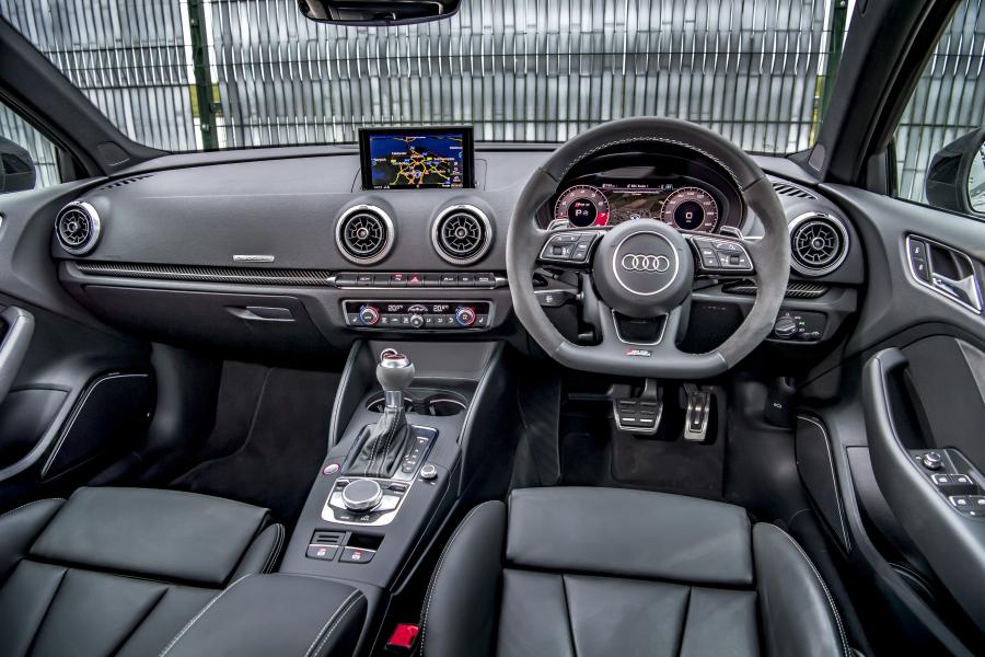 Торпедо Audi RS3 Sedan Sport Edition (8V) 2019 года  (UK) (фото 34 из 40)